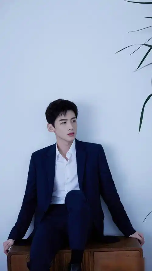 演员白敬亭帅气幽默身材好来看帅照吧