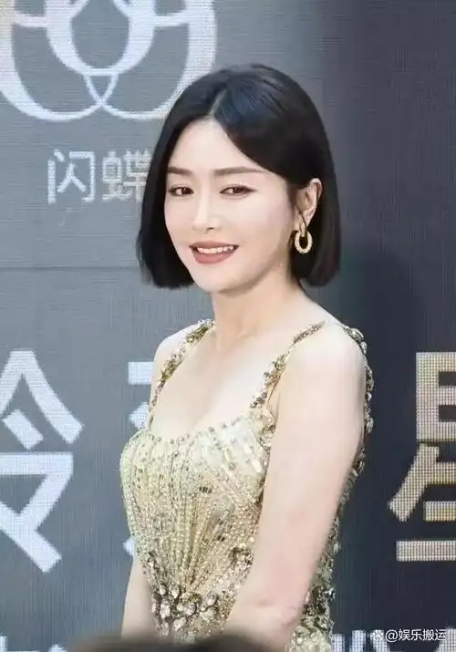 露肤元素在着装中的应用可以更好地突出身材的优势,秦岚在一次活动中