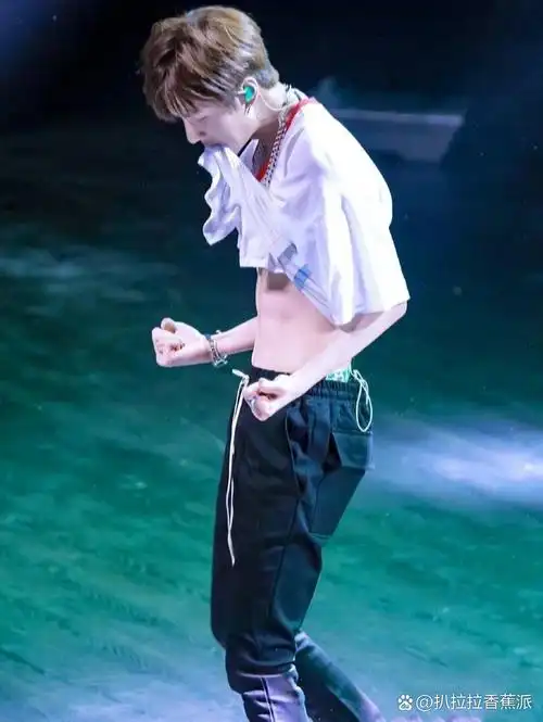 王一～腹肌～博 咱们就是整一个很羞涩了😊 还有一些图咱们只能悄悄