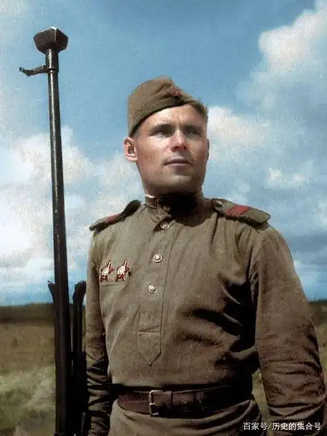 二战苏联士兵老照片,手里"真家伙"格外亮眼,波波沙成为经典!