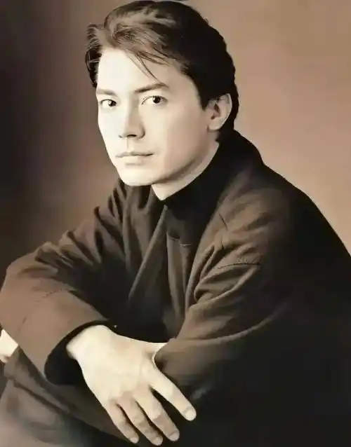 一代男神尊龙,全球最美50人之一,他不知来处,是个可怜的孤儿_女人