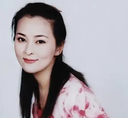 黄志忠前妻何音晒近况,在街上跳舞,大长腿引人注意