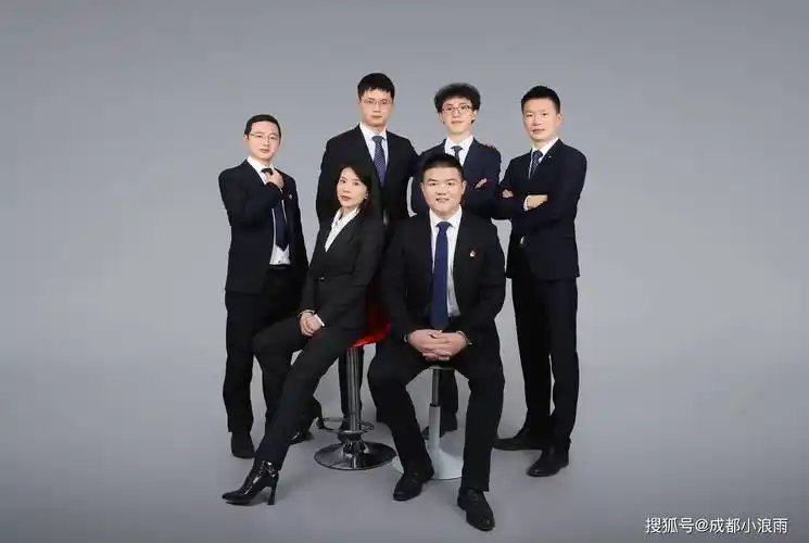 团队事前的妆容,服装,背景等的准备拍摄时团队的表情,眼神,姿势的到位