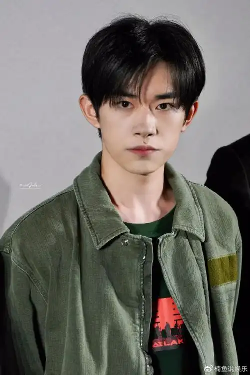67在首映礼现场,易烊千玺身穿军绿色外套,一头清爽的短发示人,整个