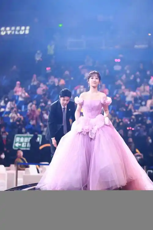 微博之夜肖战拥抱贾玲,帮杨紫提裙摆,却和吴宣仪零互动_电视剧_战总