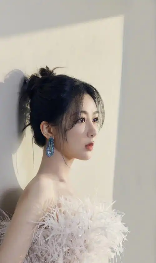 杨紫流光羽毛裙##长相思演唱会