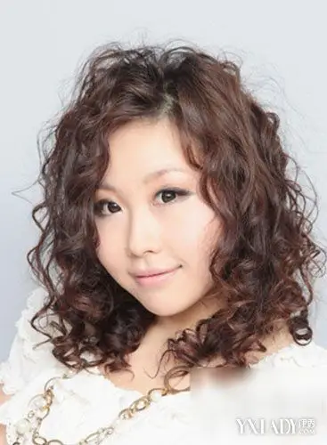 女生电发发型蓬松设计显个性