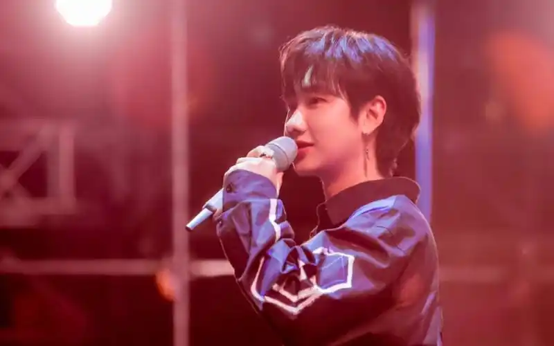 汪苏泷唱歌时就像白马王子!散发着无穷的魅力