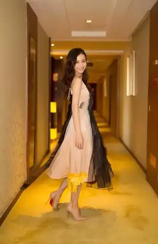 隋源出席时尚盛典向电影幕后工作者致敬