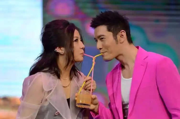 瞒不住了赵薇坦言我喜欢过黄晓明网友那为何不嫁给他