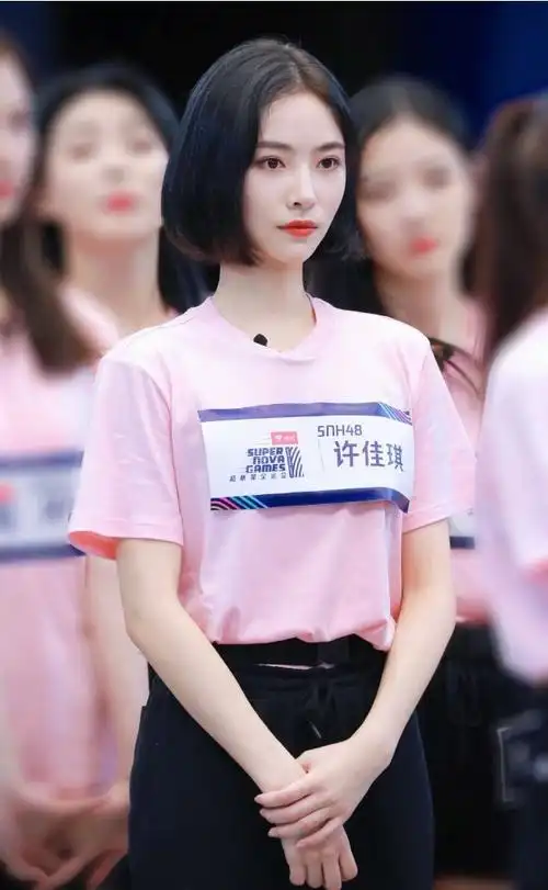 出道的,所以说她和鞠婧祎是同一家公司的,许佳琪这个小团体在圈内也有