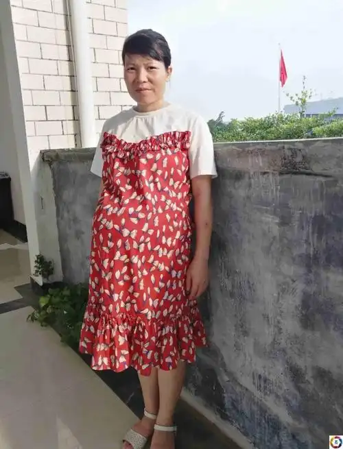 不能再一蹶不振,她还要想办法挣钱给女儿治病,于是挺着大肚子坚持上课