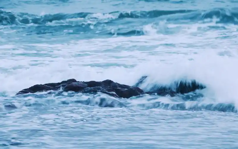 汹涌的海浪唯美高清桌面壁纸