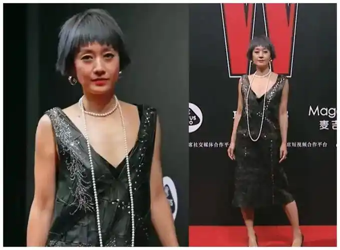 马伊琍穿了一条v领皮裙,配上蓝灰色的短发,有几分不屑世俗的酷劲儿.