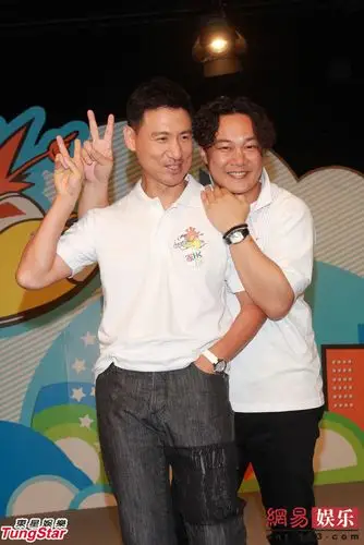 张学友陈奕迅出席活动比剪刀手合影