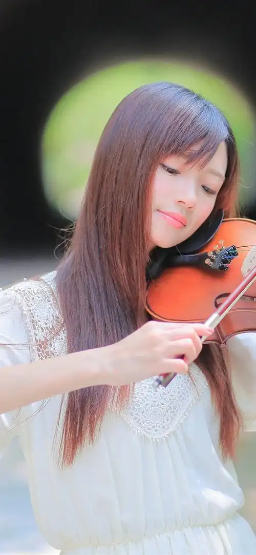 长发亚洲女孩拉小提琴,背景虚化 iphone 壁纸