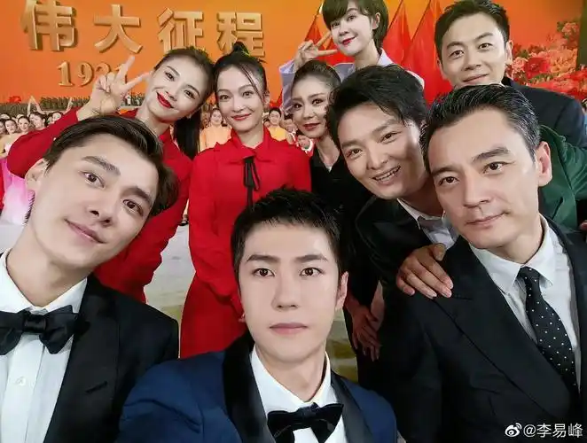 我从未在李易峰的微博合照里看到如此不好看的男明星