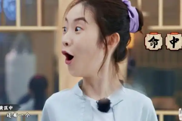 张艺凡认真练武,热到流汗脱妆,露出"真素颜"男教练看懵