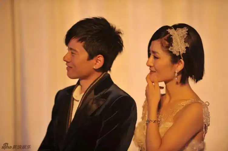 组图:张杰谢娜办婚宴 现场玩咬苹果游戏秀恩爱_高清图集_新浪网