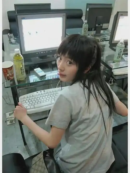 刚上大学时杨幂的照片,卡姿兰大眼睛满脸胶原蛋白,美得清纯|少女时代_