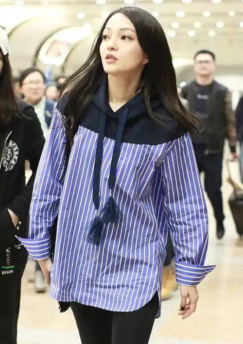 张韶涵现身机场穿拼接条纹卫衣配破洞牛仔裤双腿纤细抢镜