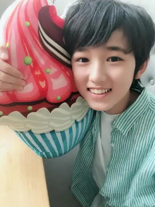 来自16-17年 tf家族新生轩轩的照片小时候软糯糯的很可爱的小朋友,也