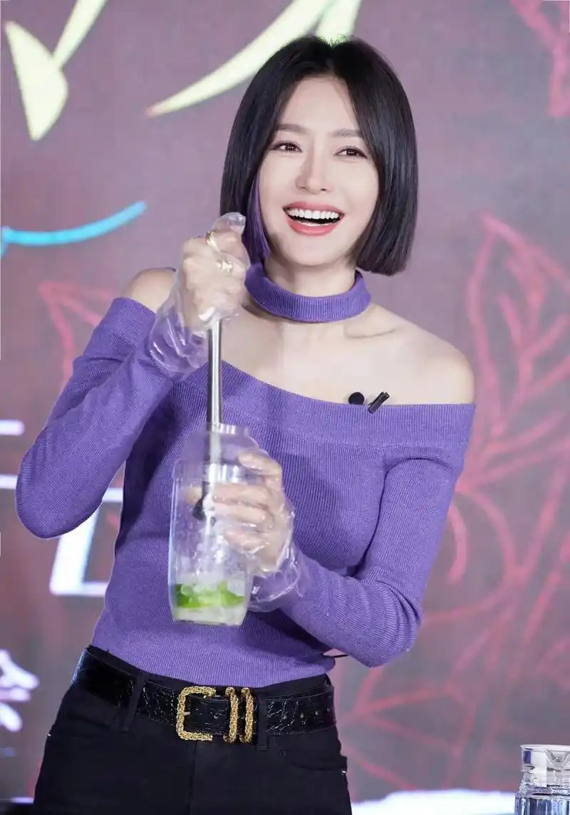 图3-6黑色一字带凉鞋[吐舌] 23-4-10 工作室微博更新活动造型.