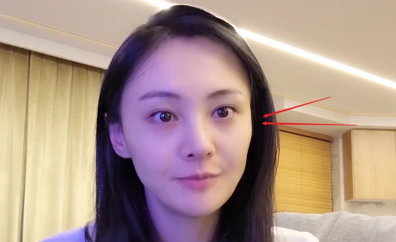 郑爽素颜再引热议29岁黑眼圈美颜都盖不住评论却一边倒