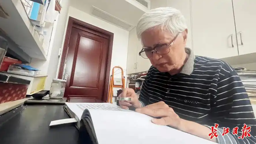 老教授几近失明后,开通"热线"指导学生写论文