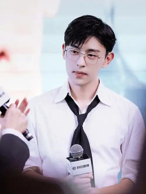 邓伦戴眼镜的伦哥绝绝子可惜只能放9张