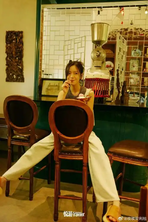 李庚希与好友聚会抽烟