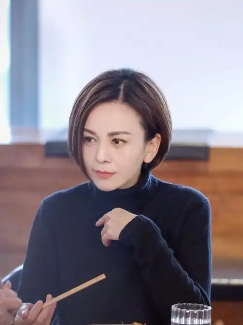 70年出生的演员王琳,如今50岁的人身材依然保持的的非常好,看上去就像