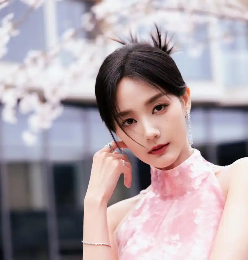 李一桐粉色美人鱼造型,薄纱轻盈,优雅大气