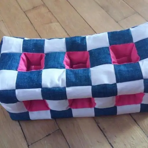 孔枕(13*13*31cm) 一百多块碎布-拼啊-缝啊-成就了这个迷宫一样的枕头