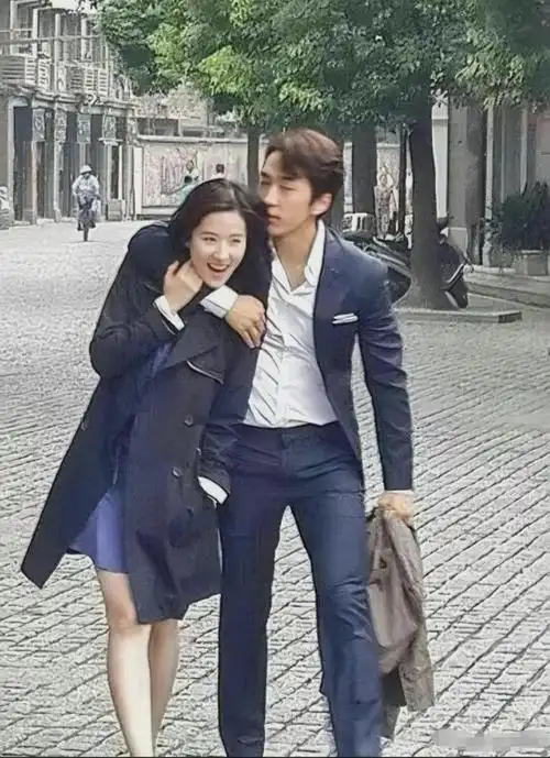 2015年刘亦菲和宋承宪逛街时合影刘亦菲笑得很开心