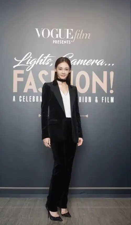 苗苗你忒会玩,这一身的西装,也忒显高了!真心佩服这功力