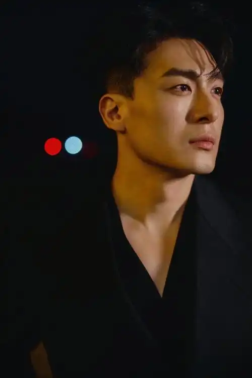 孙艺洲暗夜海滨大片##孙艺洲深v黑西装