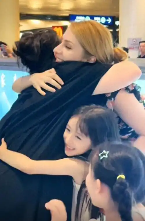 回顾湖北小伙苏华被外国美女倒追生2个混血宝宝大女儿像杨幂