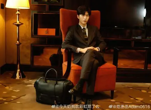 范丞丞身着菲拉格慕2020早春系列条纹西装套装及拼接系带皮鞋出席11.