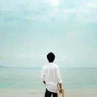 男生面向大海的头像【点击鼠标右键下载】