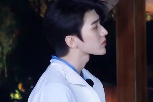 蔡徐坤奔跑吧暴露假体当镜头推近后网友下巴太奇怪了