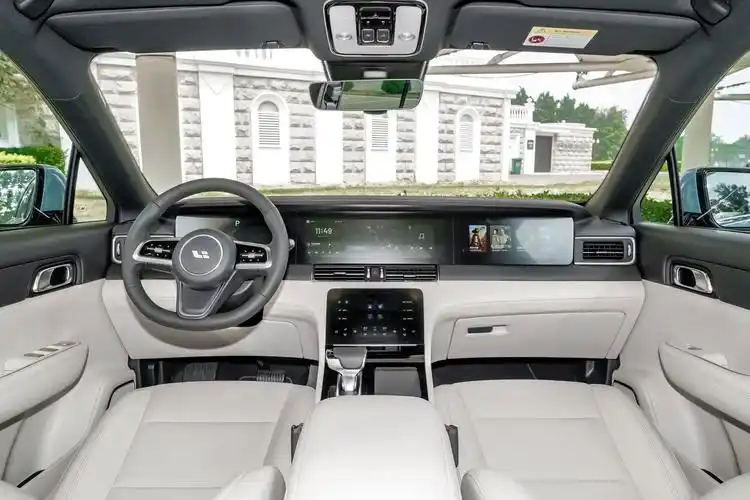 内饰上,2021款理想one依旧采用非常突出的中控三联屏的设计,通过贯穿