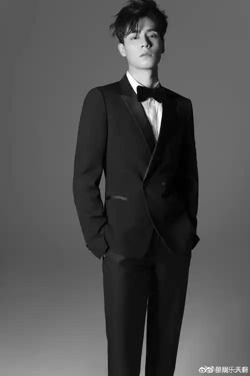 胡一天 白衬衫 白衬衫的学长,又是黑西装杀!真是可甜可盐_新浪看点