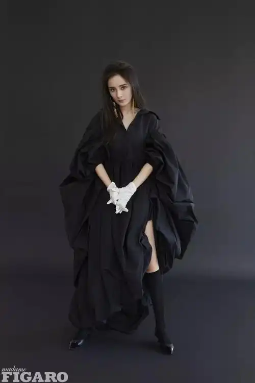 手套saint laurentby anthony vaccarello金色耳环 burberry和杨幂