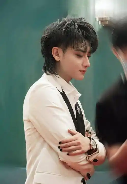 黄子韬再做新美甲发照炫耀,首晒美甲细节照,我被小拇指美甲设计感动