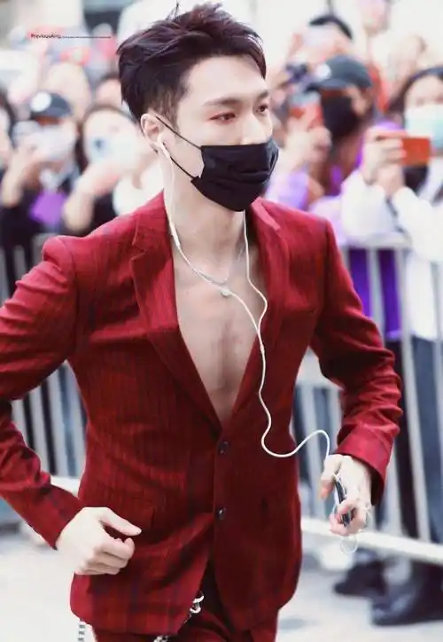 张艺兴时尚上阵却没料,身材前还一片痘痘,网友表示油腻_西装_实力