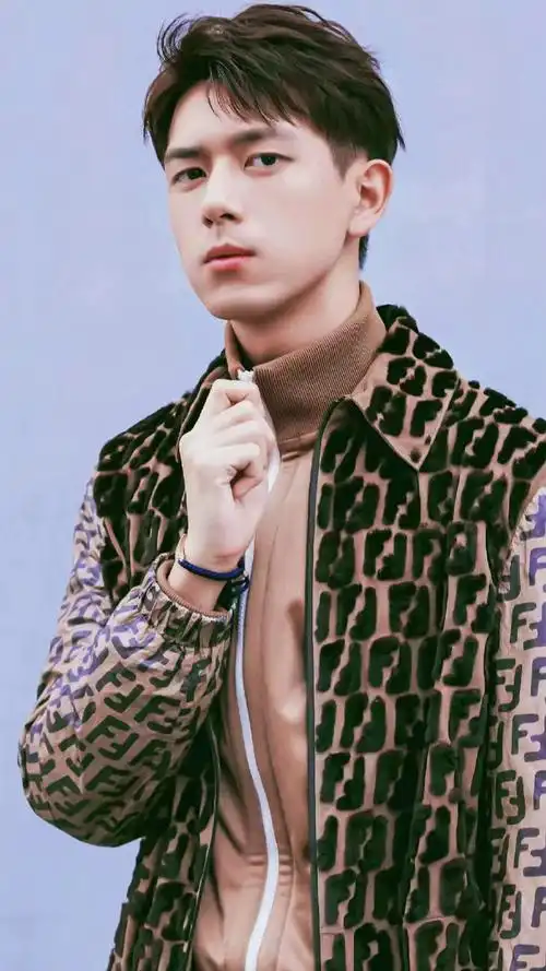 李现#行走的衣架子,真的是穿什么都那么的有型那么的帅气.