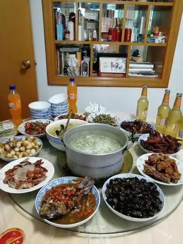 午餐亲戚家聚餐美味诱人的一桌饭菜