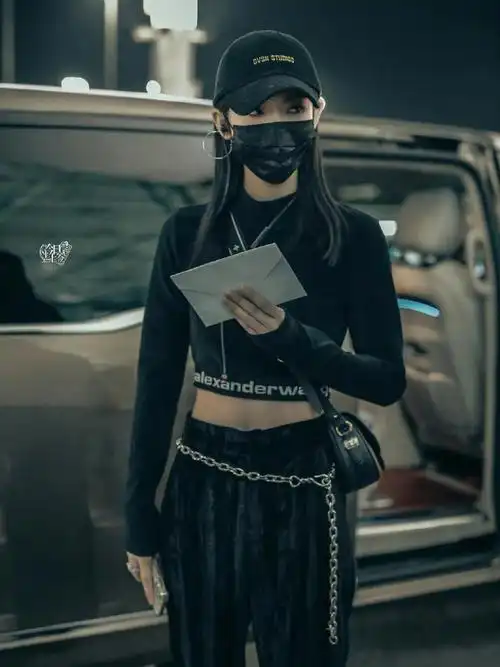 曾可妮今日机场look一则高领丝绒材质上衣