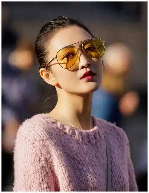 王鸥红唇妆霸气外露,素颜和路人没区别_毛衣_气质_颜色